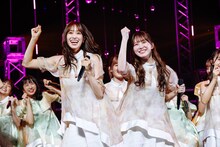 左から佐々木久美、加藤史帆。（撮影：上山陽介）