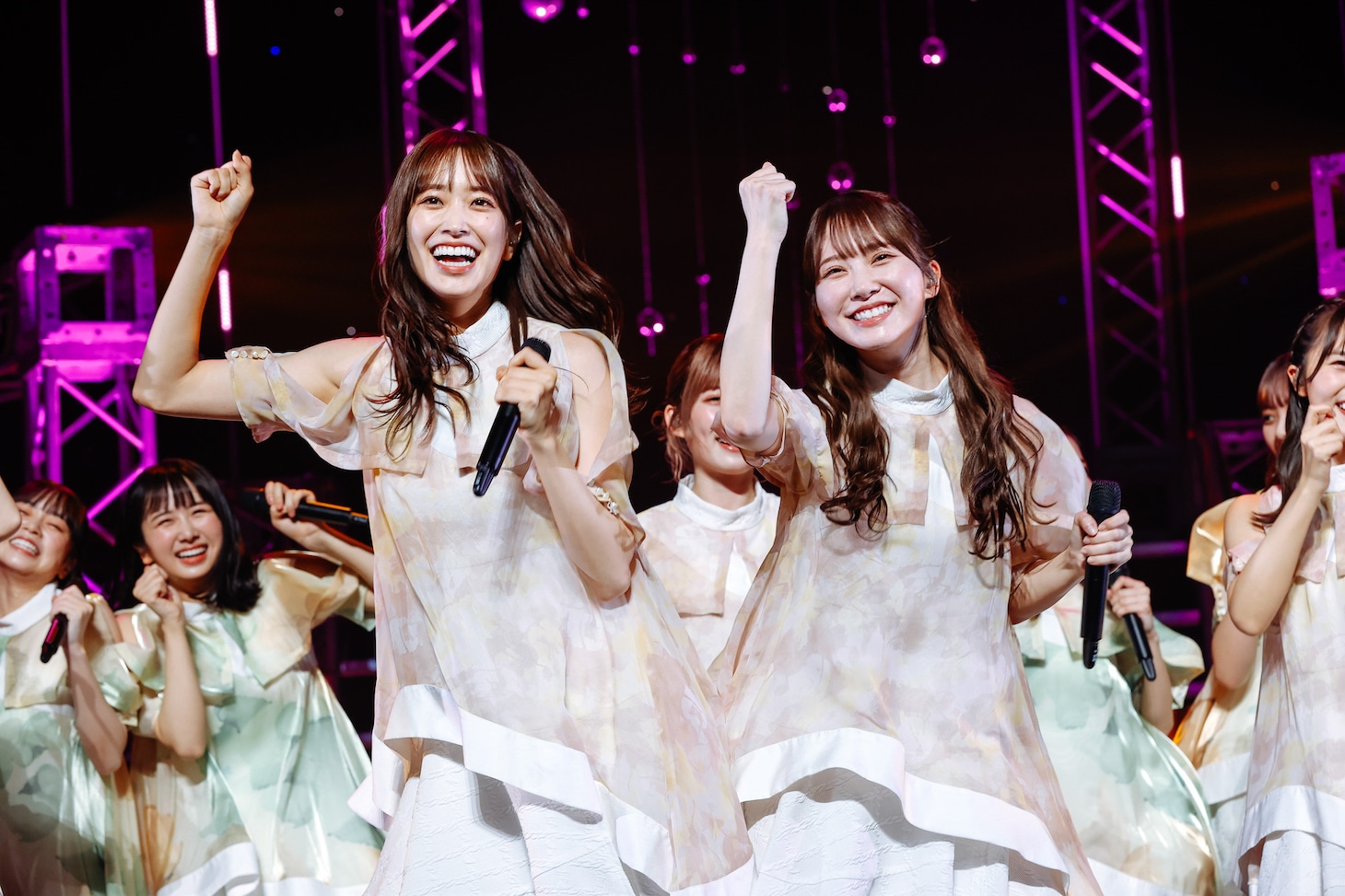 左から佐々木久美、加藤史帆。（撮影：上山陽介）