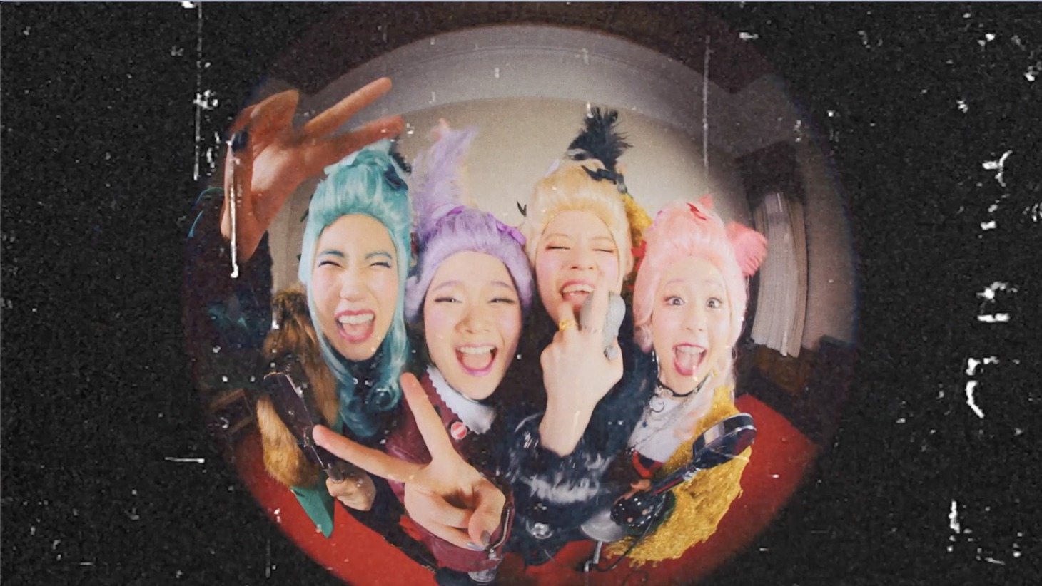 BiS「Hey boy hey girl」ミュージックビデオより。
