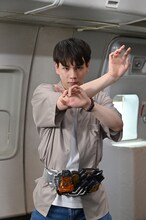 「劇場版 仮面ライダーリバイス バトルファミリア」より。変身ベルトを装着した、豆原一成演じる大谷希望。 /  劇場版「リバイス・ドンブラザーズ」製作委員会 (c)石森プロ・テレビ朝日・ADK EM・東映 (c)テレビ朝日・東映AG・東映