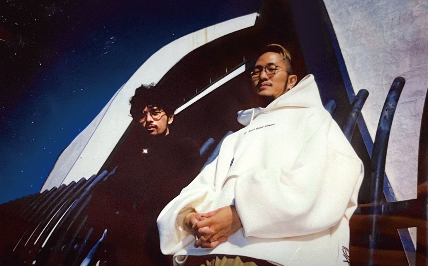 左から玉置周啓（MONO NO AWARE）、TaiTan（Dos Monos）。