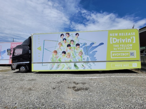 YELLOW by VOYZ BOYのアドトラック。