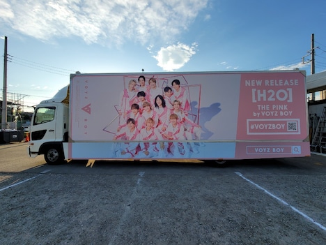 PINK by VOYZ BOYのアドトラック。