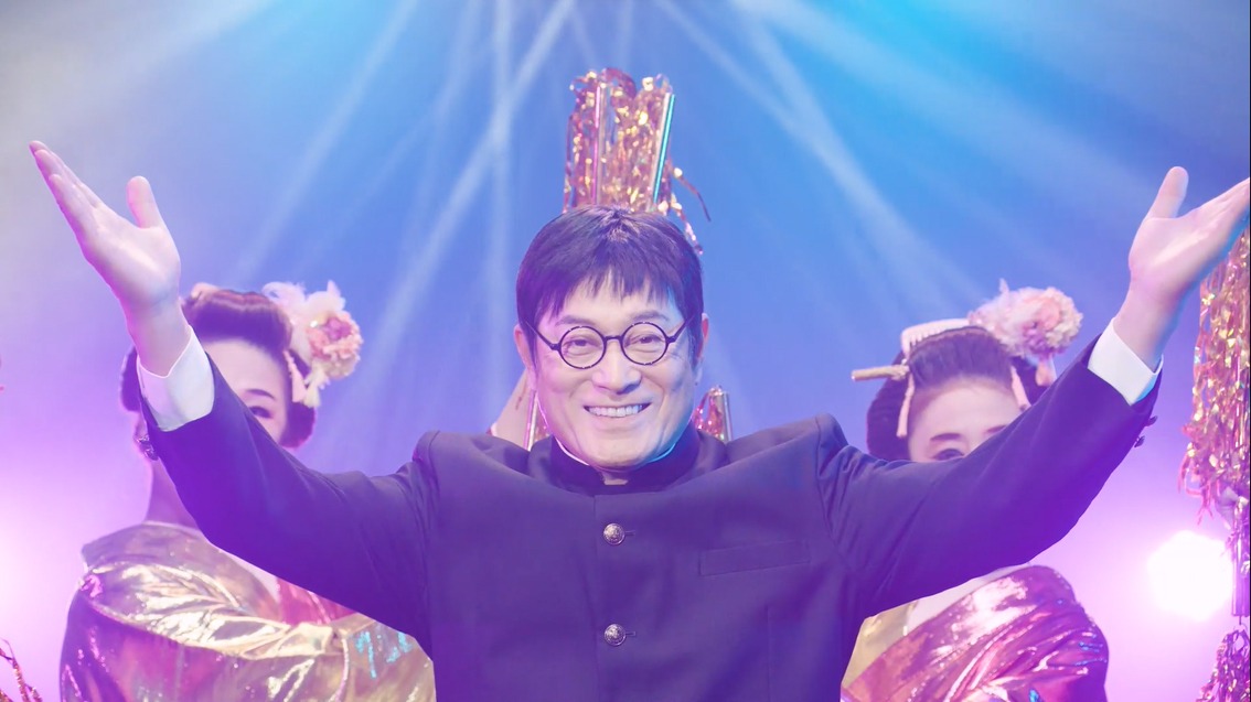 松平健「マツケンサンブレイク」MVのワンシーン。