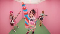 水樹奈々「Go Live！」ミュージックビデオより。