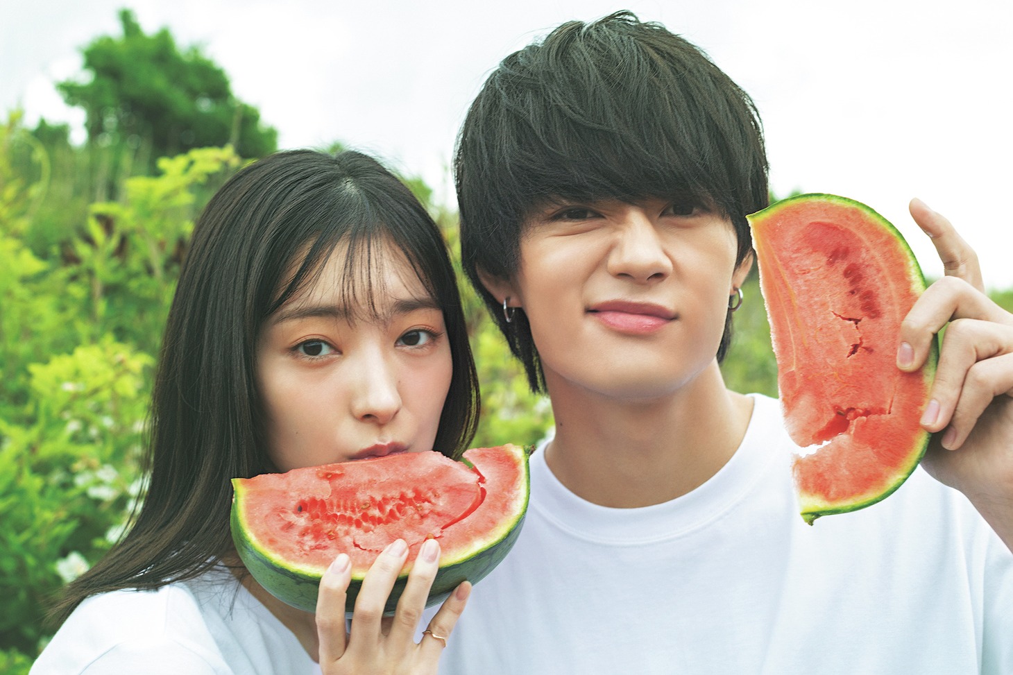 「CanCam」8月号より、宮本茉由と佐野勇斗。
