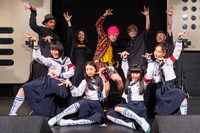 マハラージャン＆バンドメンバーと新しい学校のリーダーズ。（Photo by MAYUMI）