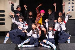 マハラージャンと新しい学校のリーダーズ、独自のパフォーマンスで観客を日常から開放した初ツーマン