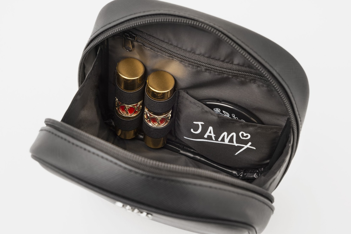 中面にはリップ収納バンド、ミラーが入る「JAM」ポケット付き。