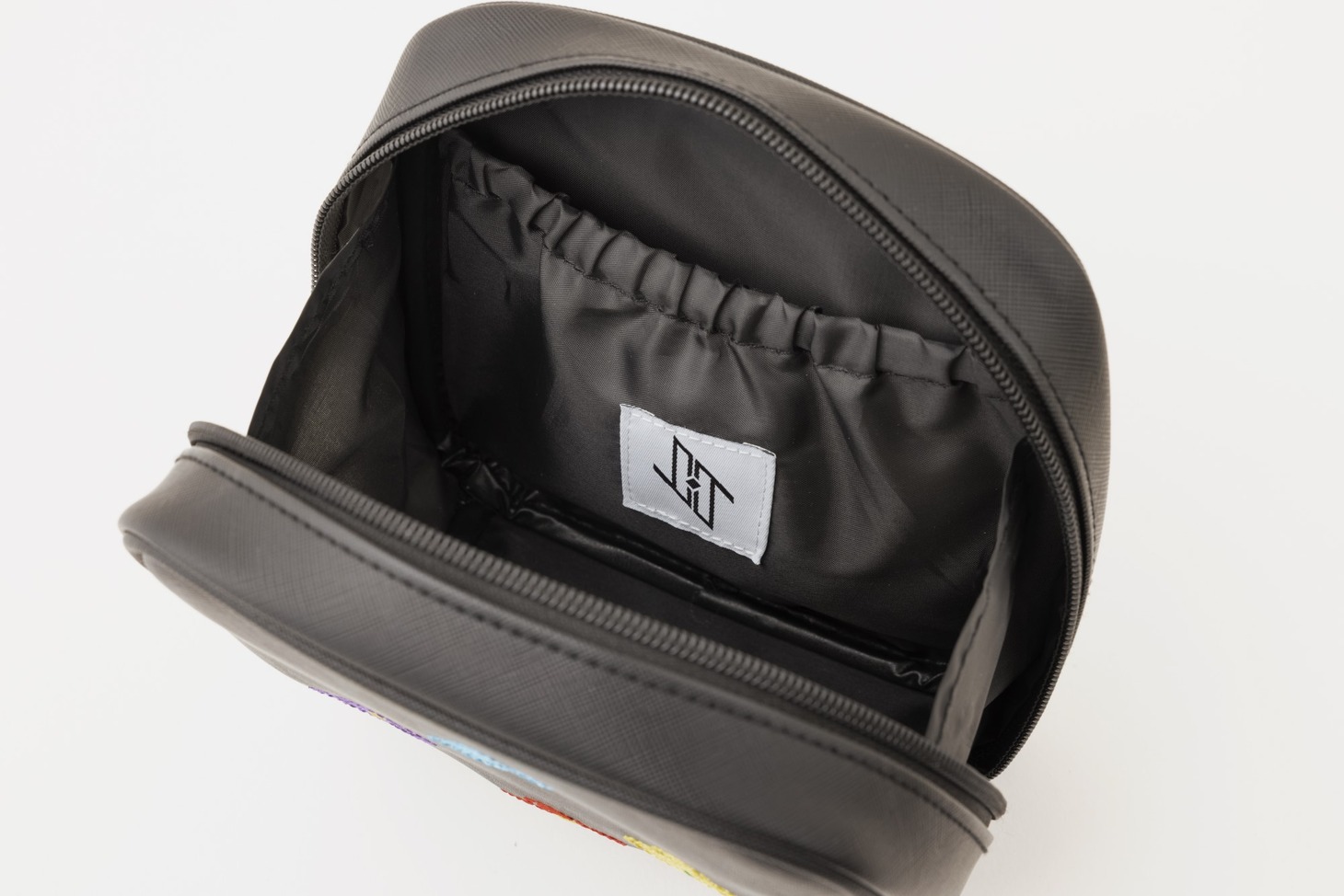 ゴムポケットにはJO1のロゴが。