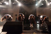 深々とお辞儀をする新しい学校のリーダーズ。（Photo by MAYUMI）