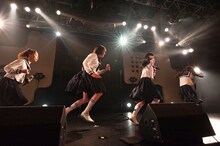 “下校”する新しい学校のリーダーズ。（Photo by MAYUMI）