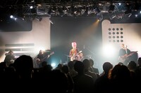 「ライブナタリー “マハラージャン × 新しい学校のリーダーズ”」より、マハラージャンのステージの様子。（Photo by MAYUMI）