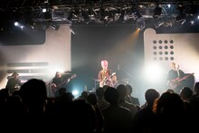 「ライブナタリー “マハラージャン × 新しい学校のリーダーズ”」より、マハラージャンのステージの様子。（Photo by MAYUMI）