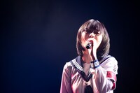 SUZUKA（新しい学校のリーダーズ）（Photo by MAYUMI）