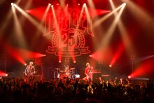 10-FEET「10-FEET 25th ANNIVERSARY ONE-MAN TOUR 2022」東京公演の様子。（撮影：岸田哲平）