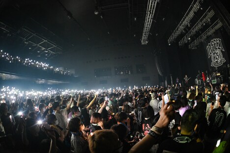 スマホのライトによるウェーブの様子。（撮影：岸田哲平）