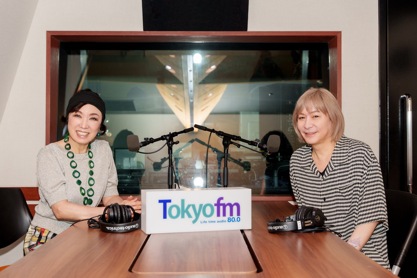 松任谷由実と小室哲哉。