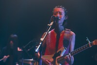 塩塚モエカ（Vo, G）（Photo by Yuki Kawashima）