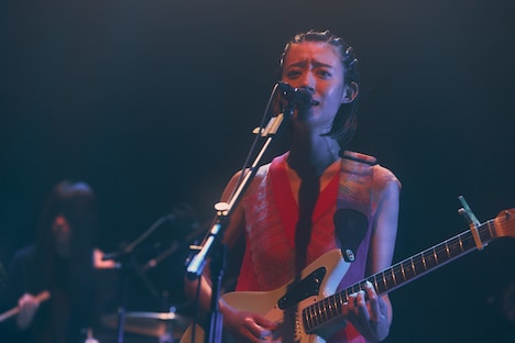 塩塚モエカ（Vo, G）（Photo by Yuki Kawashima）