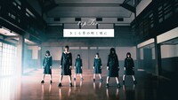 tipToe.「さくら草の咲く頃に」のミュージックビデオより。