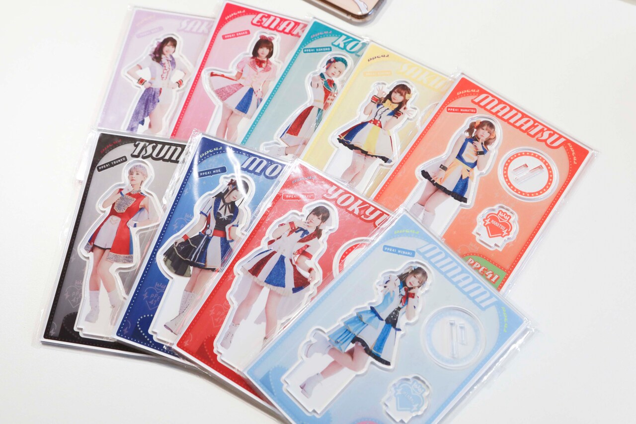 PPエンタープライズの所属タレント全員分のアクリルスタンド。いつでもすぐに自社タレントのPRをできるよう常に持ち歩いてるのだとか。