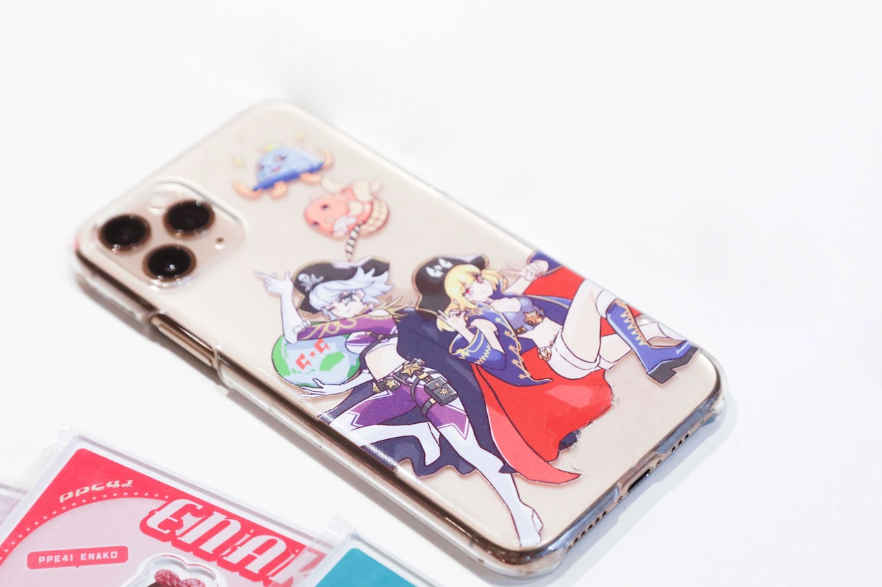 よきゅーんの私物のスマートフォン。ブッキングをはじめ、あらゆる業務をこの1台でこなしている。