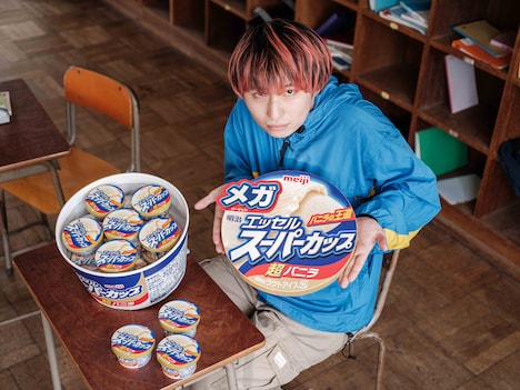 メガエッセルスーパーカップを持つMega Shinnosuke。