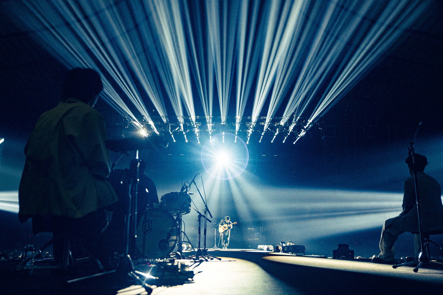 「サイカ」を弾き語る三原健司（Vo, G）。