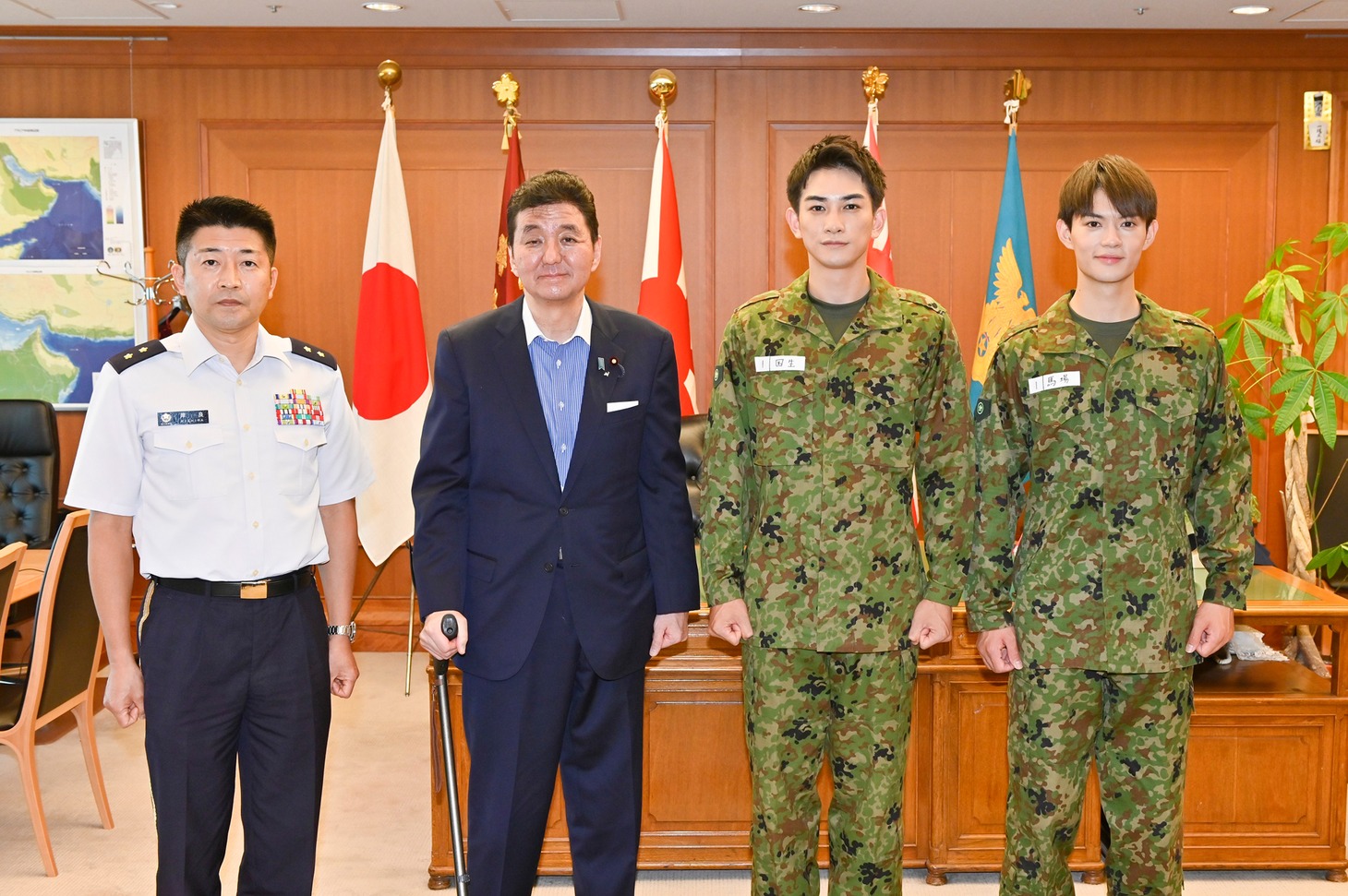 左から岸良知樹監理部長、岸信夫防衛大臣、町田啓太、佐野勇斗。(c)フジテレビ