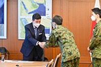 左から岸信夫防衛大臣、佐野勇斗、町田啓太。(c)フジテレビ