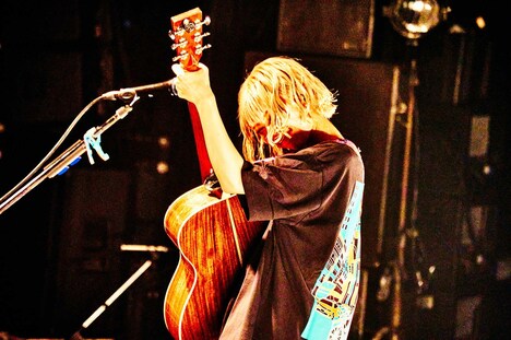 竹内アンナ「TOUR 2022 -TICKETS-」東京・LIQUIDROOM公演より。（Photo by Kazushi Hamano）