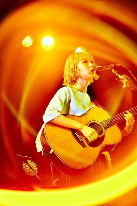 竹内アンナ「TOUR 2022 -TICKETS-」東京・LIQUIDROOM公演より。（Photo by Kazushi Hamano）