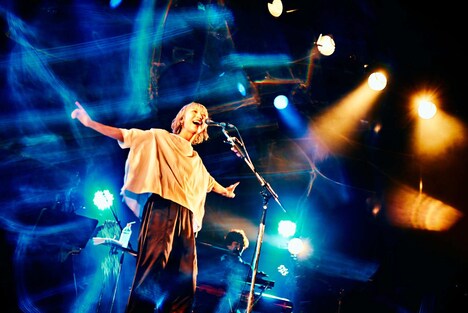 竹内アンナ「TOUR 2022 -TICKETS-」東京・LIQUIDROOM公演より。（Photo by Kazushi Hamano）