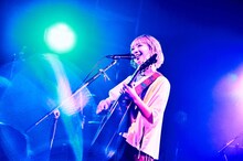 竹内アンナ「TOUR 2022 -TICKETS-」東京・LIQUIDROOM公演より。（Photo by Kazushi Hamano）