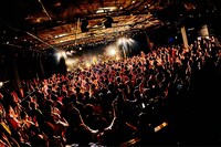 竹内アンナ「TOUR 2022 -TICKETS-」東京・LIQUIDROOM公演より。（Photo by Kazushi Hamano）