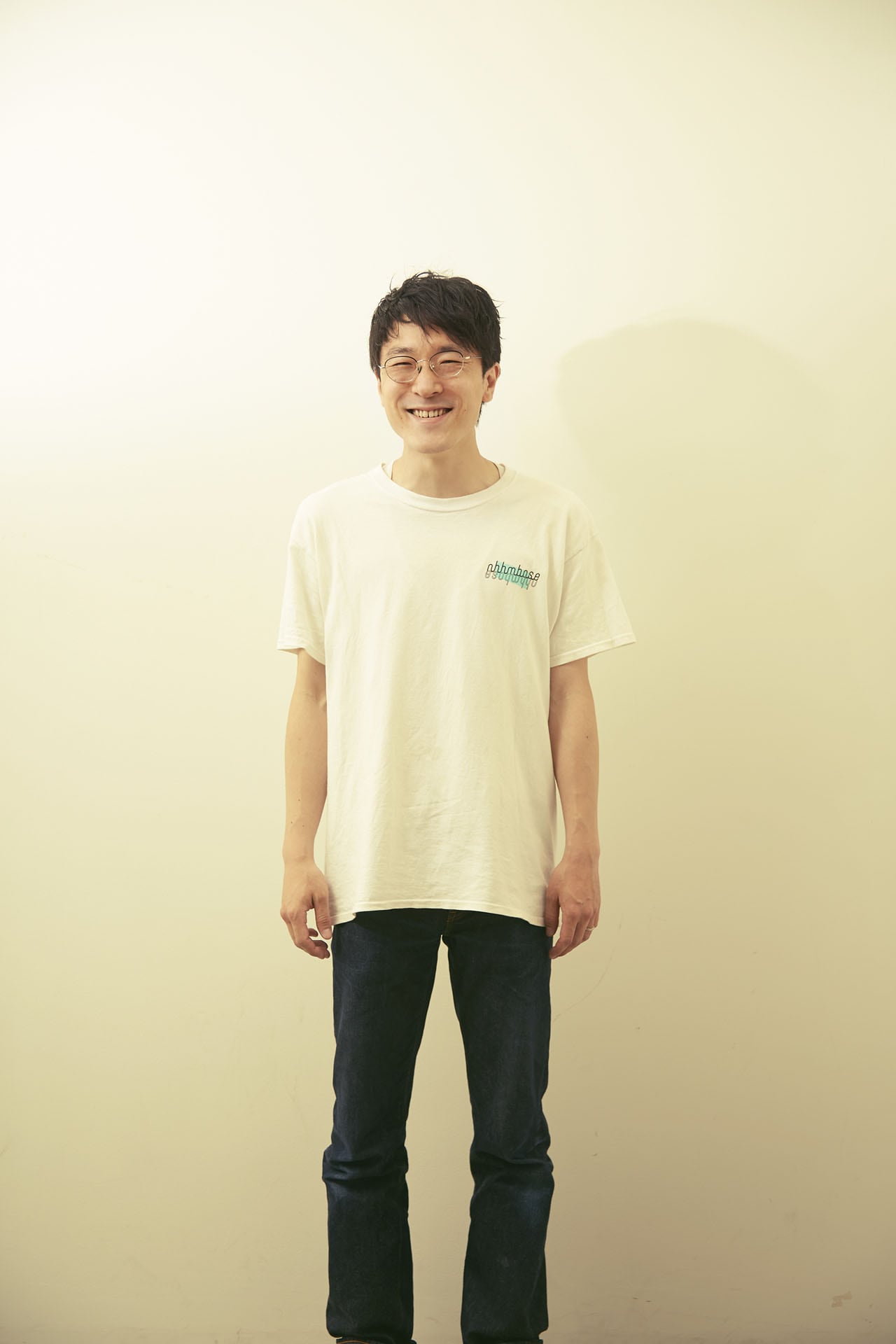 nhhmbaseのTシャツを見せる大竹涼太。