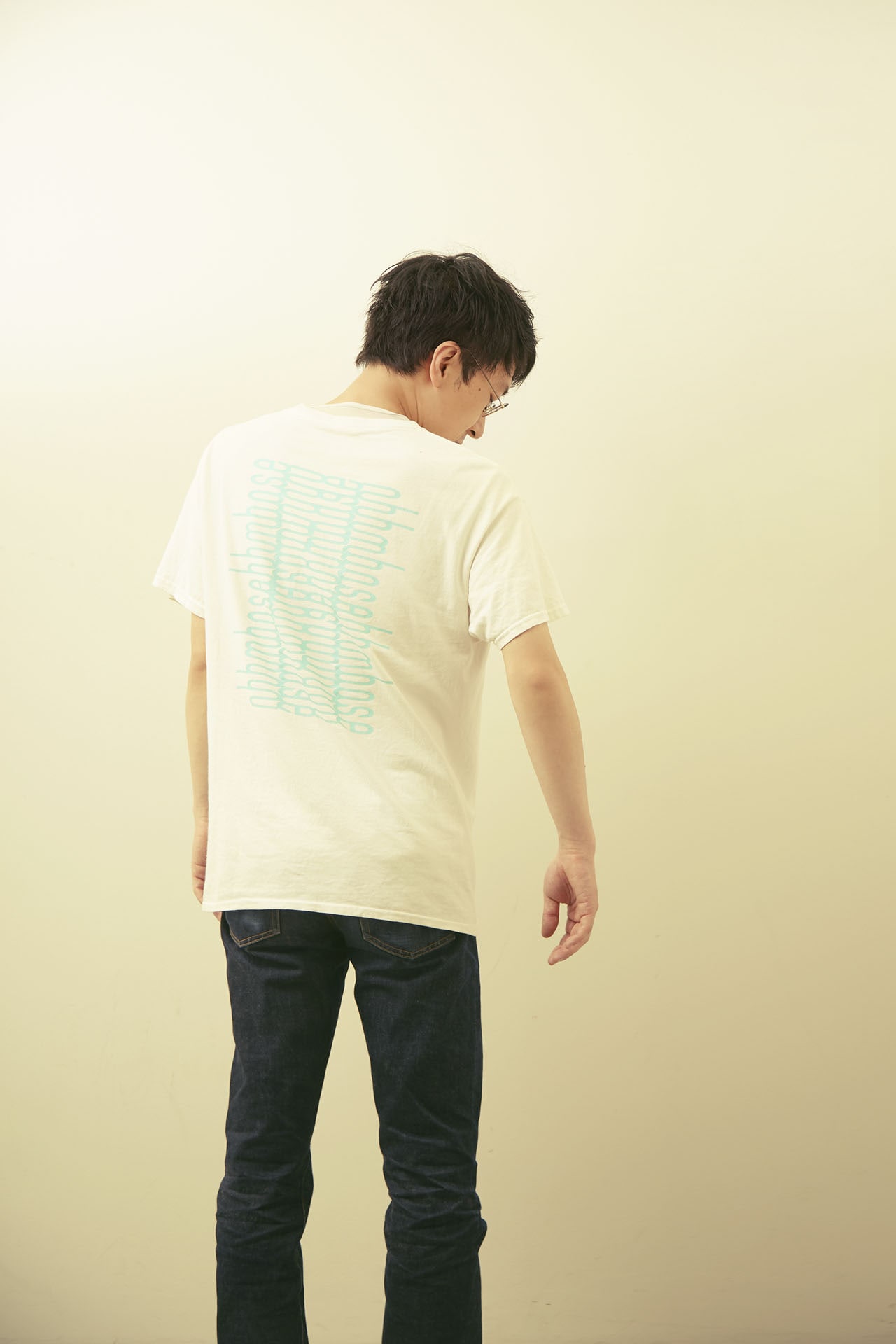 nhhmbaseのTシャツを見せる大竹涼太。
