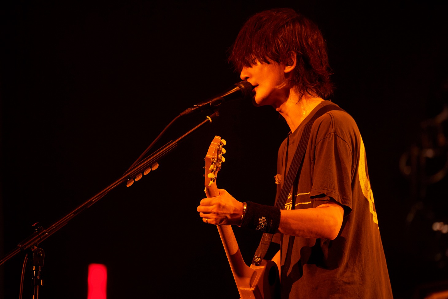 人気画像7位は「BUMP OF CHICKEN、2年8カ月ぶり有観客ライブで明かした感謝『君たちが見せてくれる未来がある』」より、藤原基央（Vo, G）。（撮影：立脇卓）