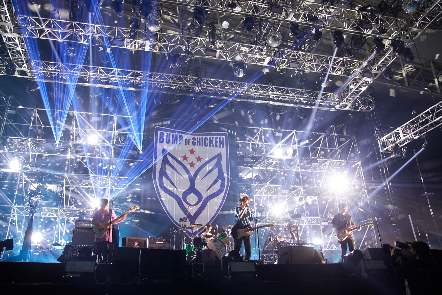 人気画像10位は「BUMP OF CHICKEN、2年8カ月ぶり有観客ライブで明かした感謝『君たちが見せてくれる未来がある』」より、BUMP OF CHICKEN。（撮影：立脇卓）
