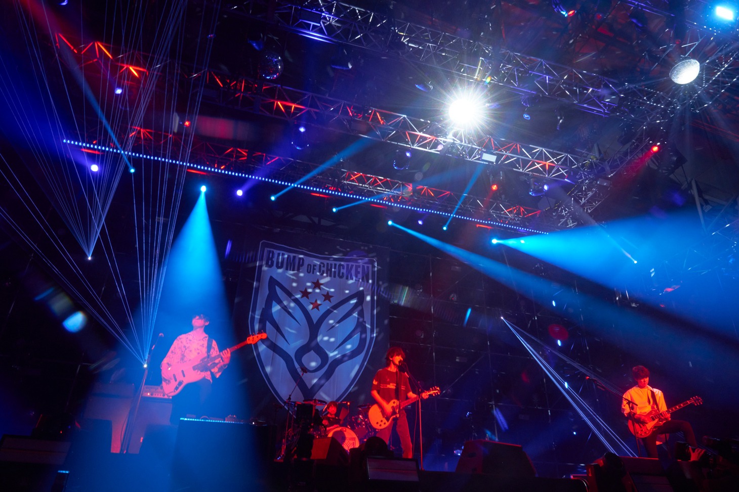 人気画像4位は「BUMP OF CHICKEN、2年8カ月ぶり有観客ライブで明かした感謝『君たちが見せてくれる未来がある』」より、BUMP OF CHICKEN。（撮影：横山マサト）