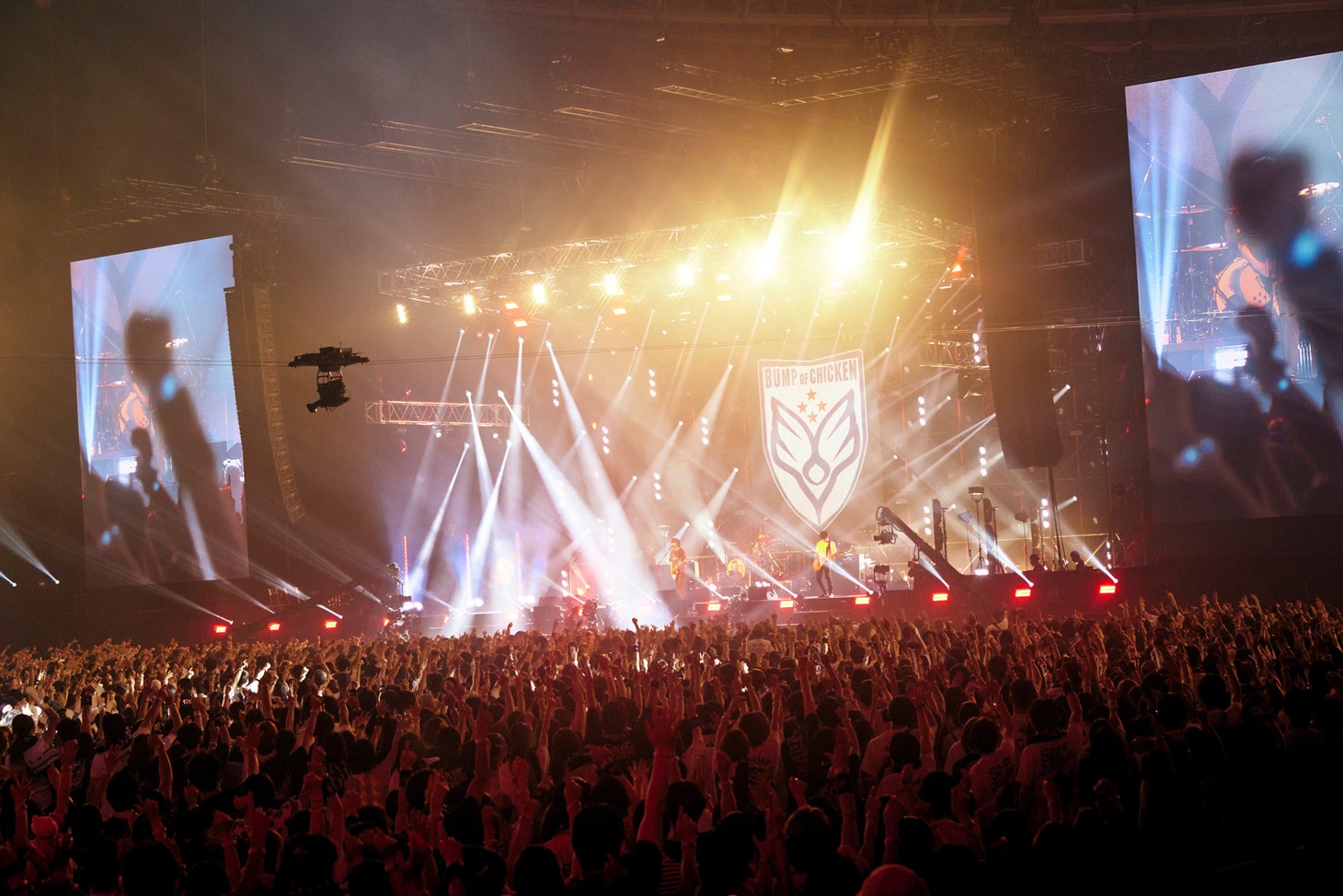 「BUMP OF CHICKEN LIVE 2022 Silver Jubilee at Makuhari Messe 02/10-11」振替公演の様子。（撮影：横山マサト）