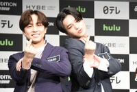 “＆ハート”をアピールするTAKIとK。