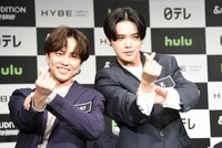 “＆ハート”をアピールするTAKIとK。