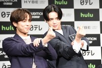 “＆ハート”をアピールするTAKIとK。