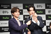 TAKIにサポートされながら“＆ハート”を説明するK（右）。