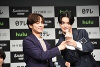 TAKIのマイクサポートを受けながらさまざまな方向のカメラに視線を送るK（右）。