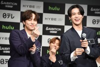 “＆ハート”を決めるTAKI（左）とK（右）。