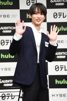 手を振りながら立ち去るHARUA。