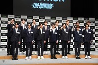 後列左からHIKARU、JO、K、TAKI、NICHOLAS、EJ、JUNWON、FUMA。前列左からYEJUN、HAYATE、GAKU、HARUA、MAKI、MINHYUNG、YUMA。